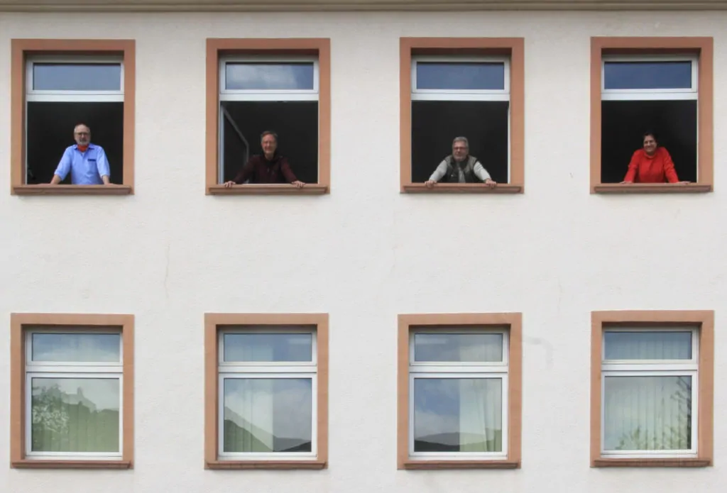 Besuchstermin am Bürofenster (von links): Christoph Haas, Heinz Bonefas, Edgar Weber-Badry und Ulrike Kübler. Foto: Fritz-Peter Linden, Trierischer Volksfreund